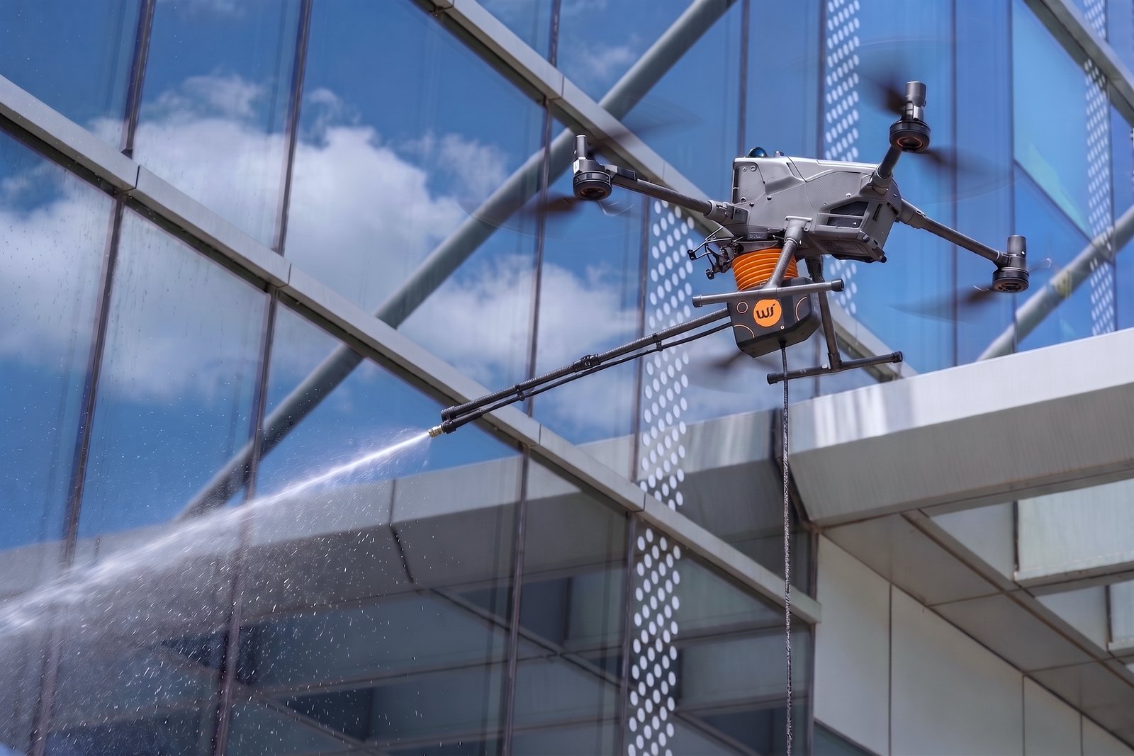 Dron DJI Matrice 400 podczas precyzyjnego mycia elewacji budynku